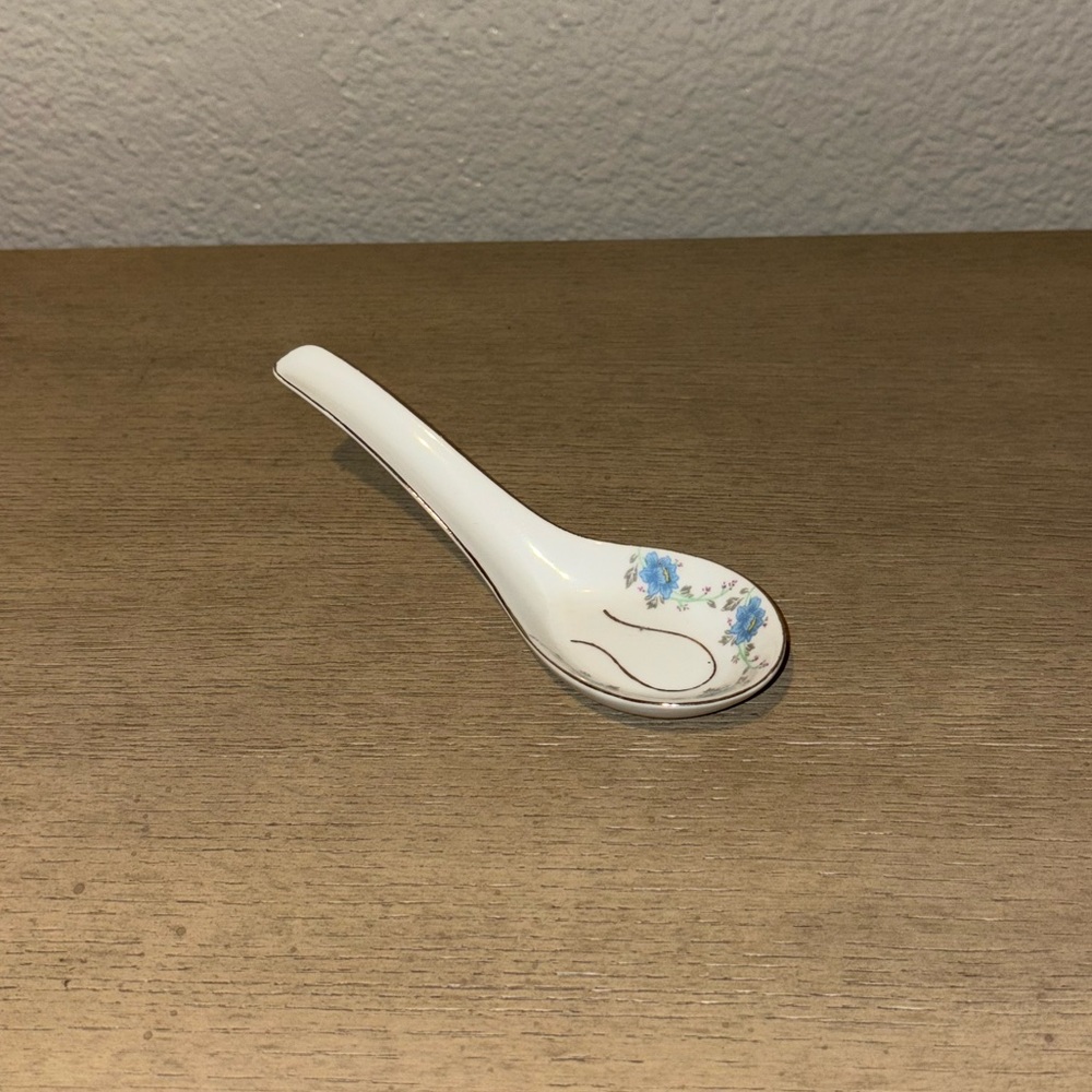 Beautiful Porcelain Floral Blue & White Chinese Spoon for Soup Antique Vintage